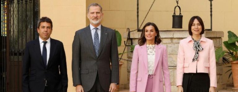 La Reina Letizia en Gandía con su traje rosa más romántico y sus pendientes de margaritas