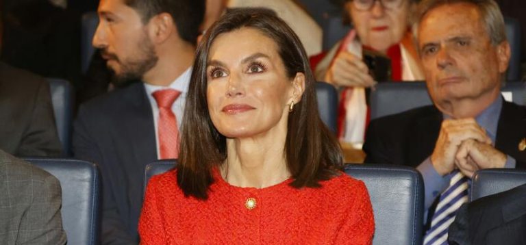 La Reina Letizia enamora con una chaqueta roja de tweed que es pura inspiración