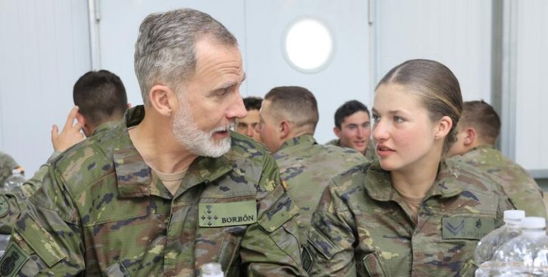 El Rey Felipe, un padre orgulloso en su visita sorpresa a la Princesa Leonor durante sus maniobras militares