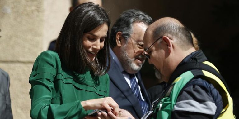 La Reina Letizia luce su blusa verde satinada más favorecedora, ¡y vuelve al taconazo!