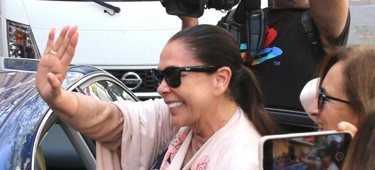 Isabel Pantoja se emociona al ser aclamada por unos estudiantes en Córdoba