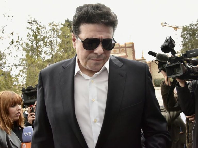 Carlos Cánovas, exmarido de Silvia Tortosa, abatido en el último adiós a la actriz