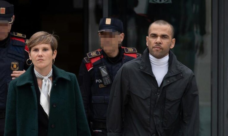 Dani Alves sale de prisión con la cabeza alta, mirada desafiante y seriedad en su rostro