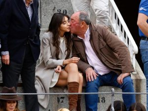Luis Miguel Rodríguez 'El Chatarrero' saca su lado más cariñoso con una joven y atractiva mujer en Las Ventas