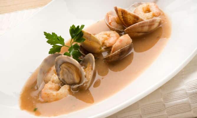 Sopa de rape con almejas, una delicia con sabor a mar