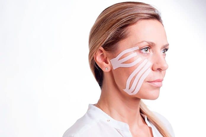 ¡Adiós Arrugas, Hola Cinta Adhesiva! Descubre el Secreto del Face Taping: ¿Tu Nuevo Aliado de Belleza?