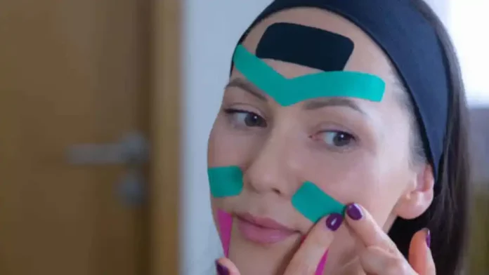 ¡Face taping! El truco antiarruga que está revolucionando la belleza