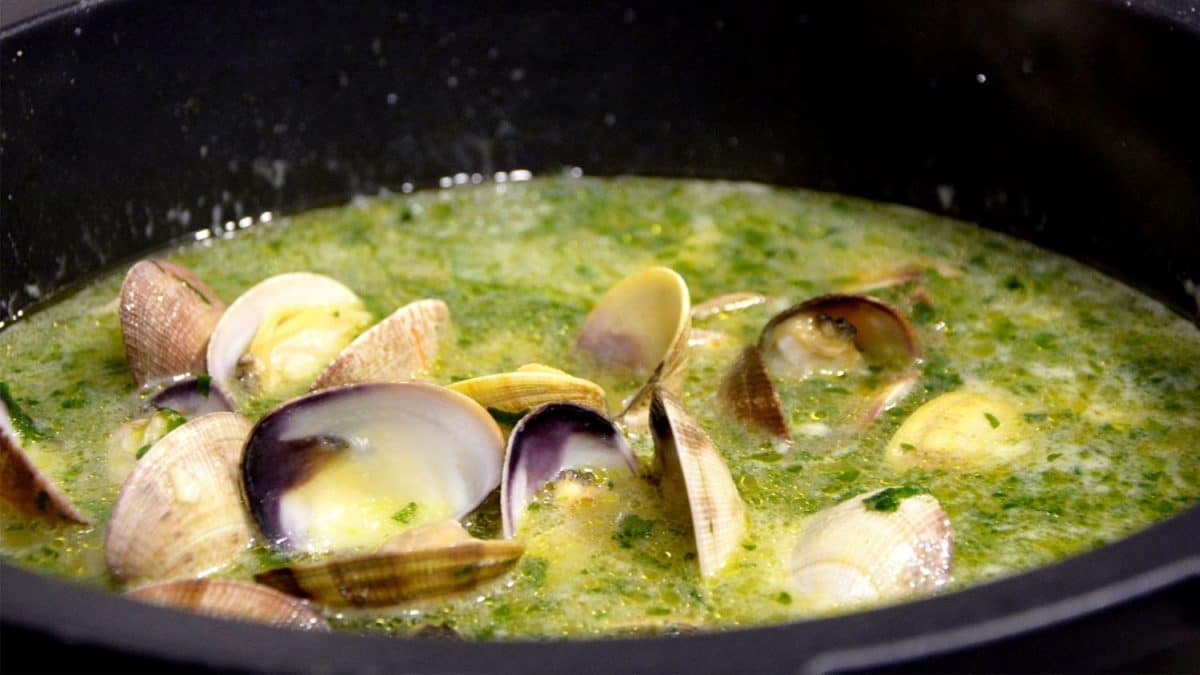 Sopa de rape con almejas, una delicia con sabor a mar