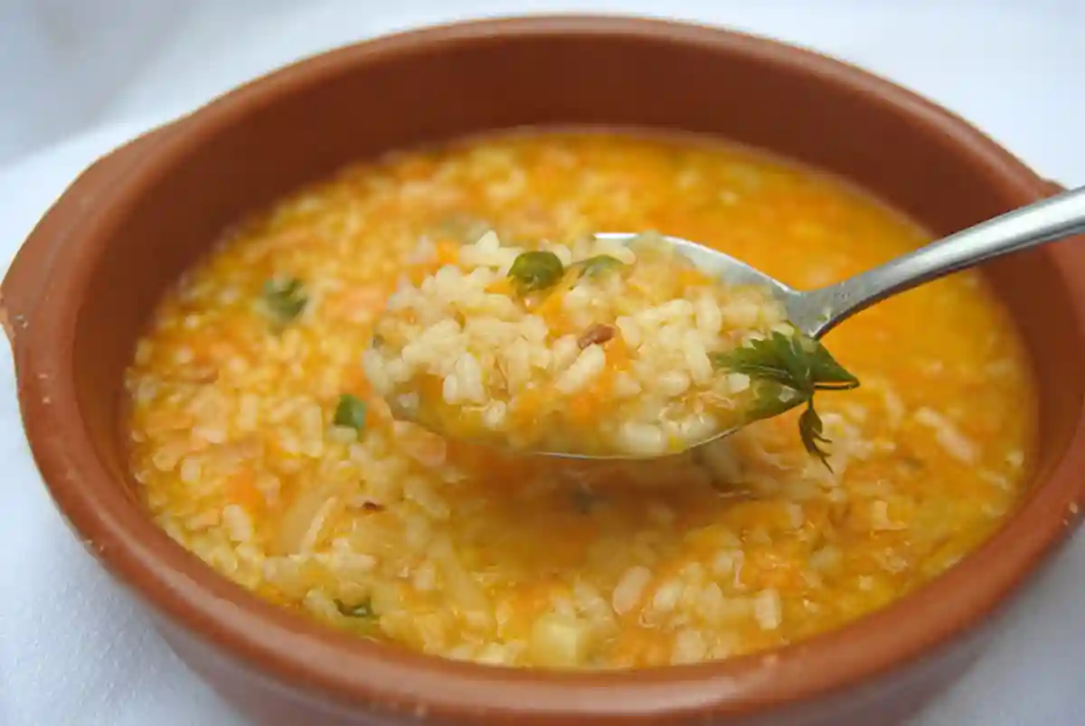 Sopa de arroz, ideal para estos días de frío intenso