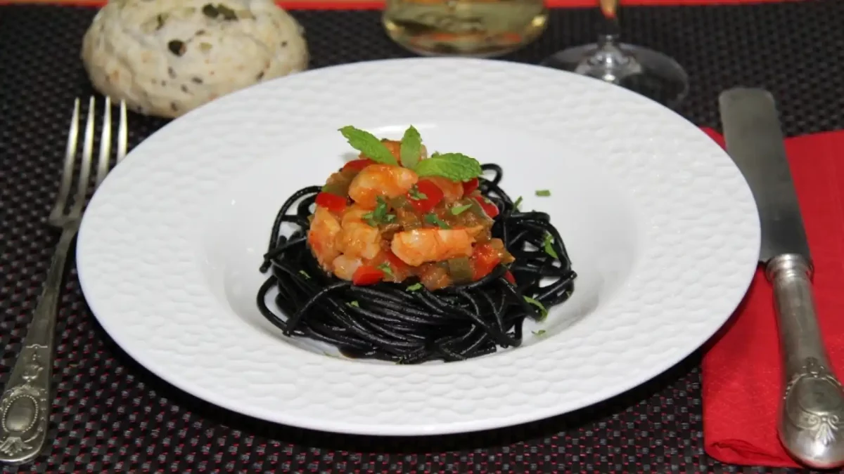 Espaguetis negros con langostinos y verduras, una experiencia mediterránea inolvidable