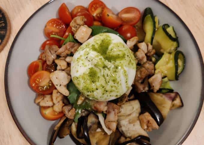 Deliciosa y muy sana ensalada de burrata con pollo al curry de nueces