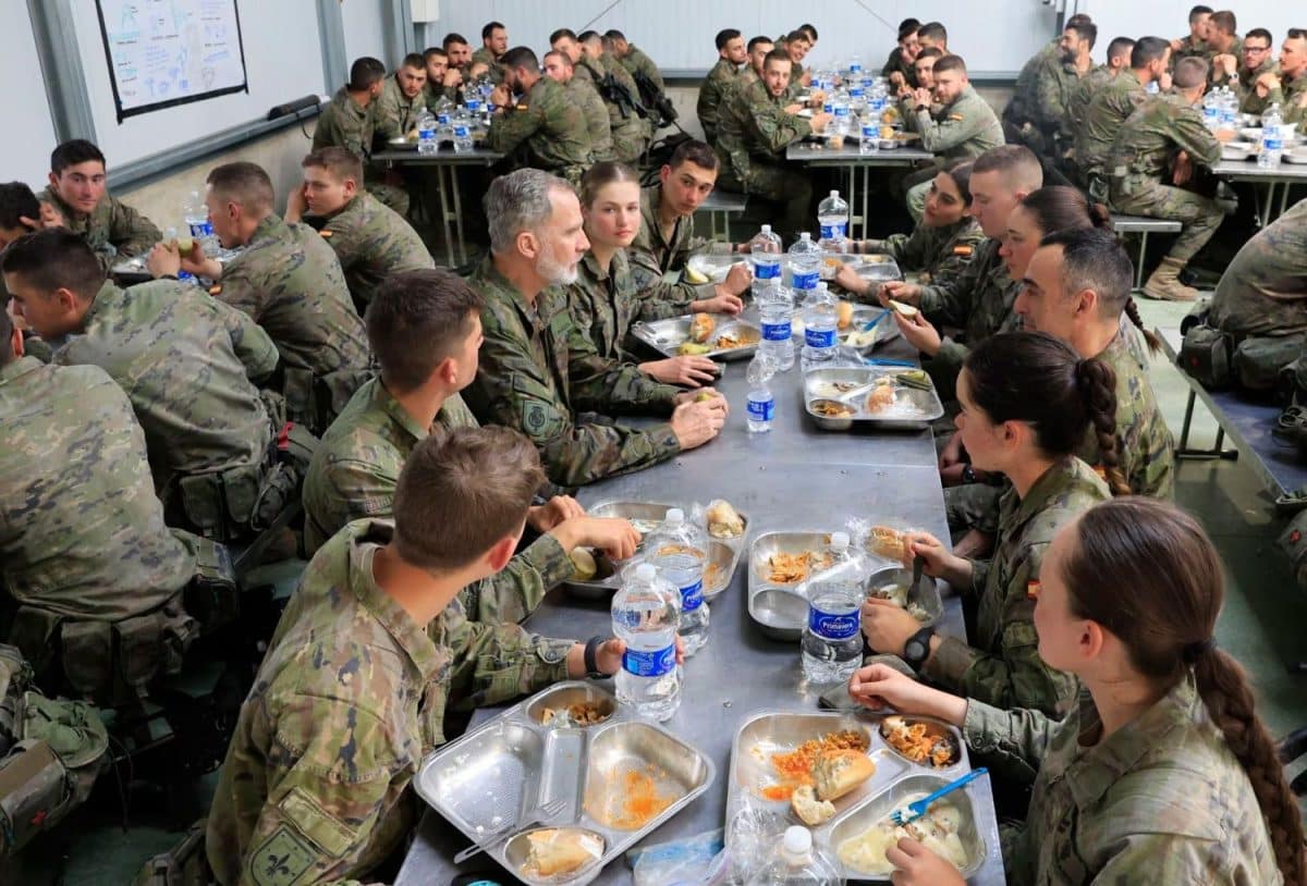 La comida de rancho que ha compartido Felipe VI en su visita sorpresa a Leonor