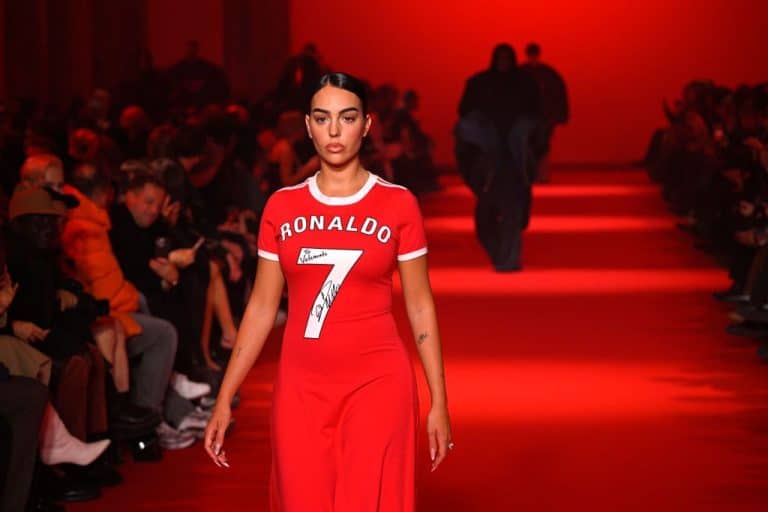 El motivo oculto de Georgina para desfilar con una camiseta de Cristiano