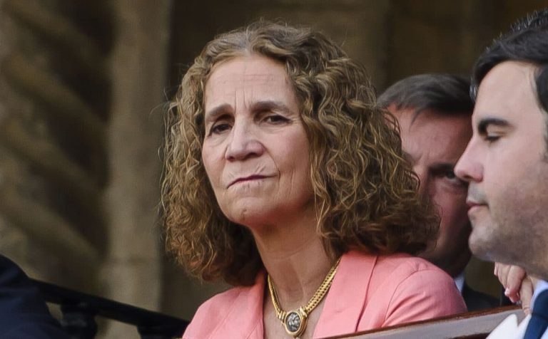 La infanta Elena se suma al cántico más polémico de la celebración de España