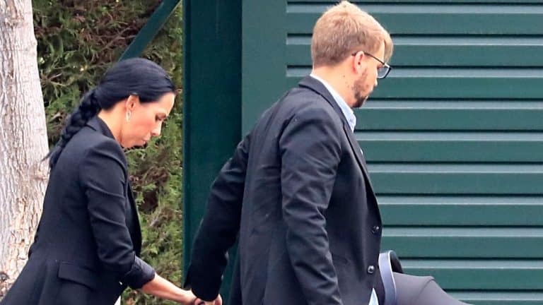 Paola Olmedo, triste y cabizbaja, pasea bajo la lluvia tras su separación