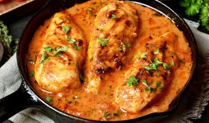 Pechugas en salsa: Un festín jugoso con el toque único de aceitunas