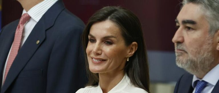 La Reina Letizia firma un look ‘work’ impecable