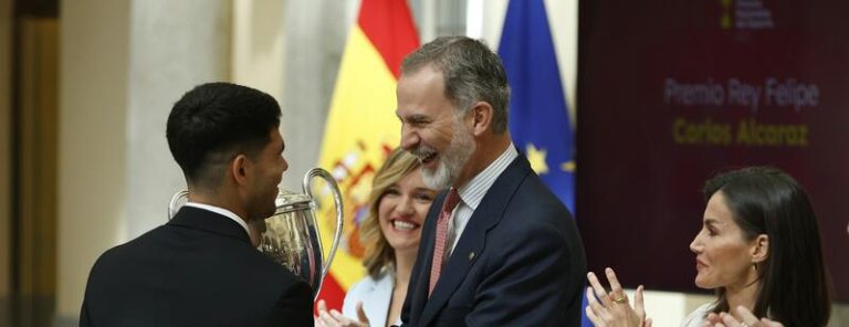 La complicidad y las risas de los Reyes Felipe y Letizia con Carlos Alcaraz