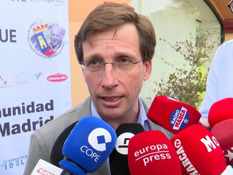 José Luis Martínez Almeida bromea con el equipo de fútbol que le gusta a Teresa Urquijo