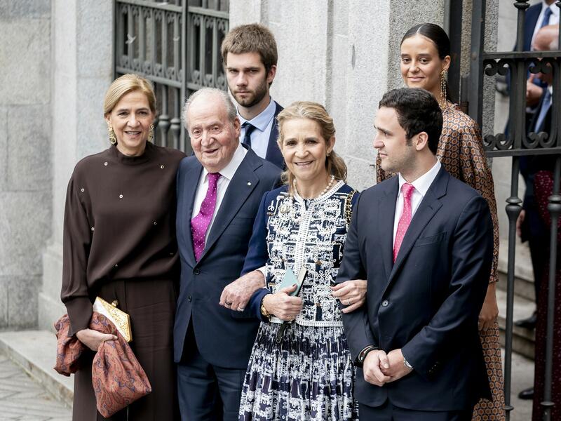El Rey Juan Carlos I protagoniza una imagen entrañable con sus hijas y nietos