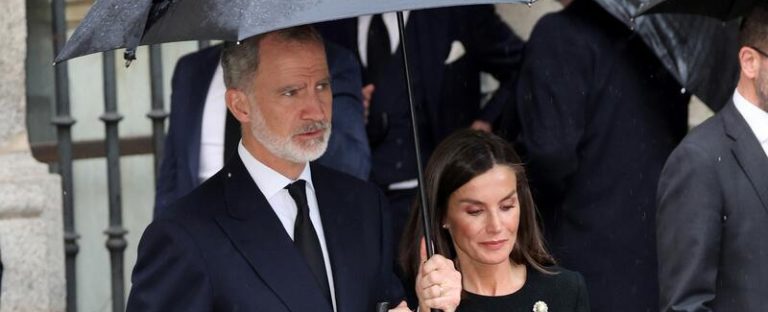 El caballeroso gesto del Rey Felipe con la Reina Letizia en el funeral de Fernando Gómez-Acebo