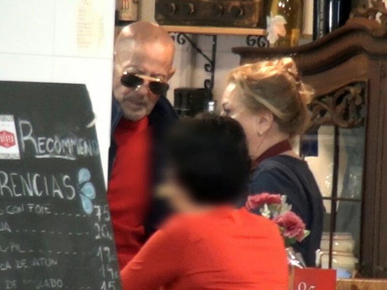 Mayte Zaldívar acoge a Julián Muñoz en su restaurante