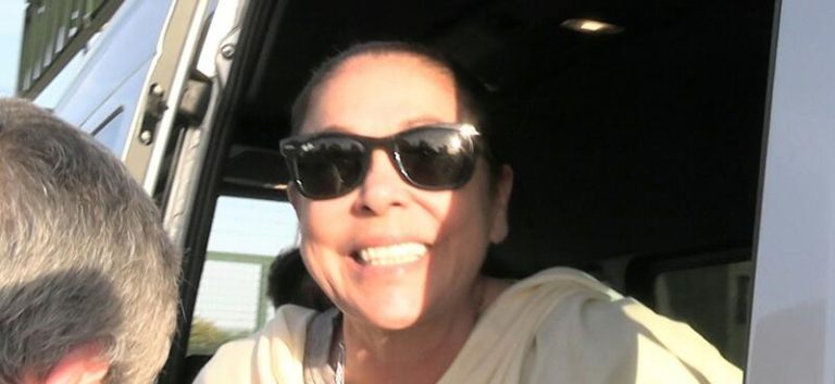 Agustín Pantoja «protege» a su hermana Isabel con un gesto fuera de lugar
