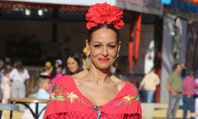 Eva González, espectacular con un traje de flamenca rojo en la feria de su pueblo