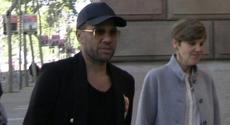 Dani Alves confirma, con una sonrisa y un guiño de ojo, su reconciliación con Joana Sanz
