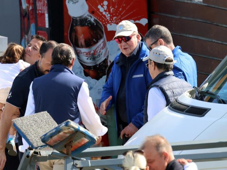 El Rey Juan Carlos llega al Club Náutico de Sanxenxo para disfrutar del primer día de regatas