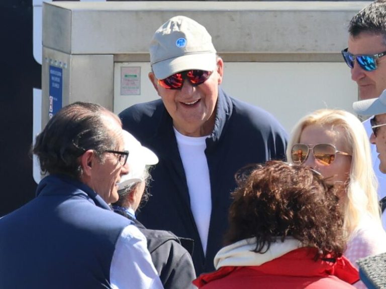 El Rey Juan Carlos I se queda sin navegar un día más en Sanxenxo
