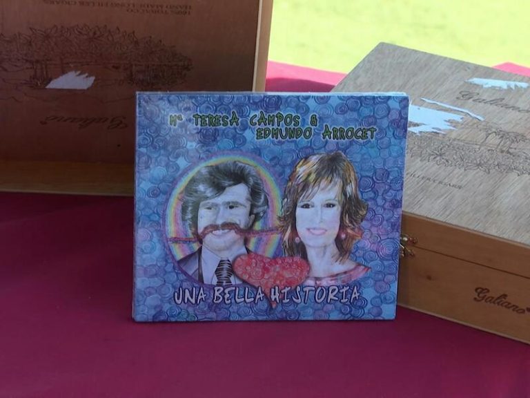 Edmundo Arrocet le regala a Tony Antonio los discos que grabó con María Teresa Campos