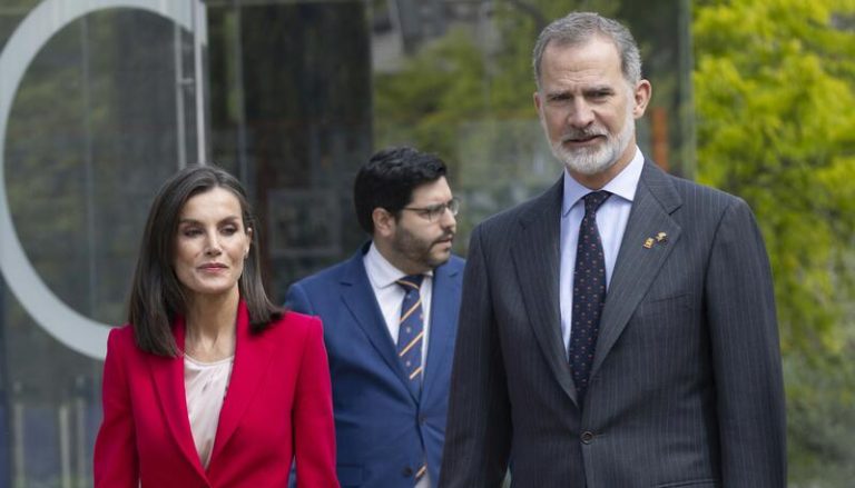 La Reina Letizia recupera el traje más favorecedor de su armario y nos recuerda por qué el rojo es su color fetiche