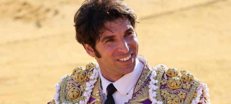 Cayetano Rivera se lesiona la mano tras un impactante revolcón en su última corrida