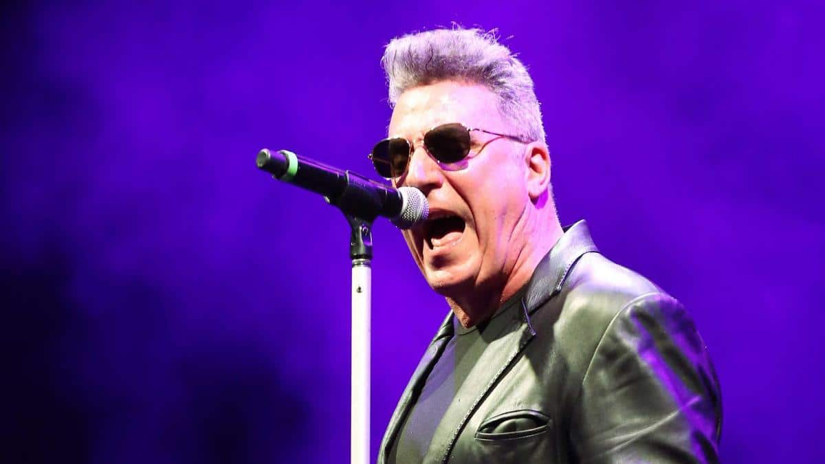Feo, fuerte y, ahora, formal: Loquillo se casa se casa 40 años después con su novia de siempre