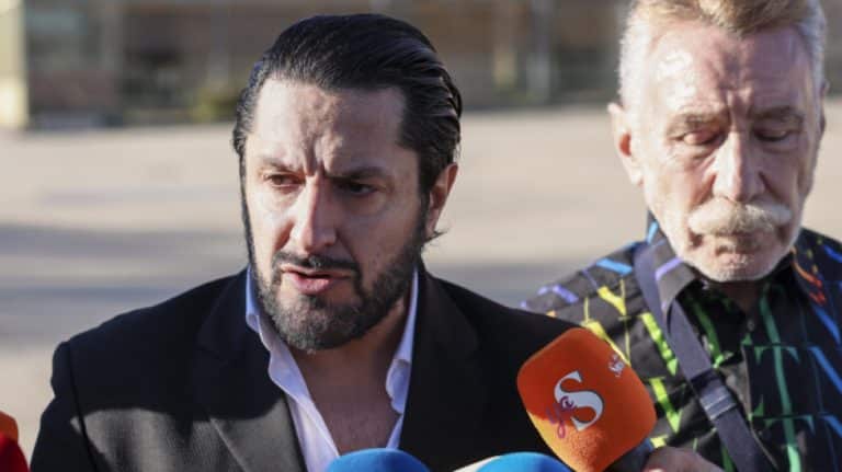Rafael Amargo se calienta: «El chico trabajaba en la sauna de prostitución gay del suegro de Pedro Sánchez»