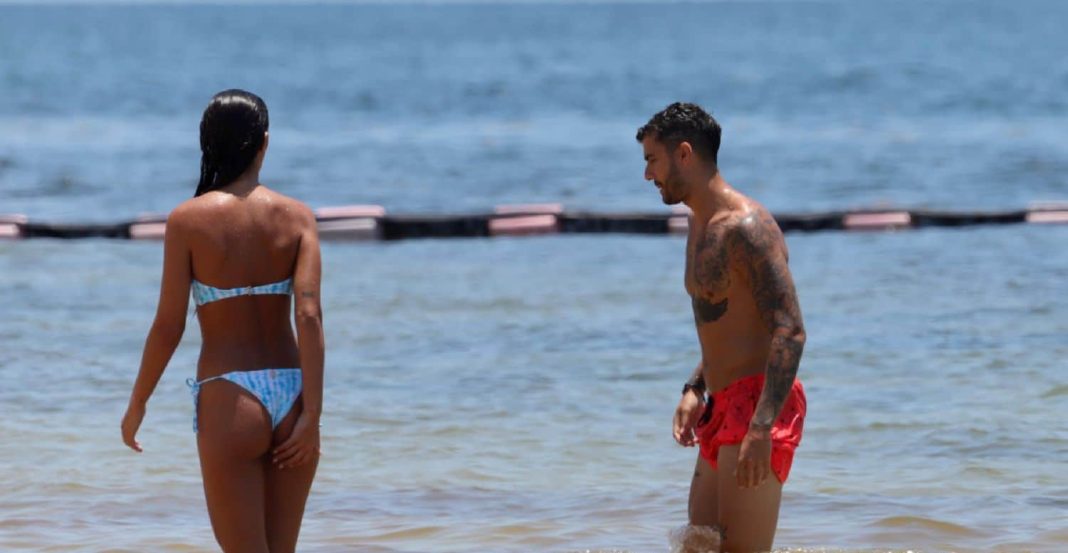 Mario y Claudia en la playa de Honduras.