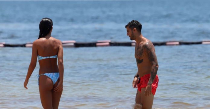 Mario y Claudia en la playa de Honduras.