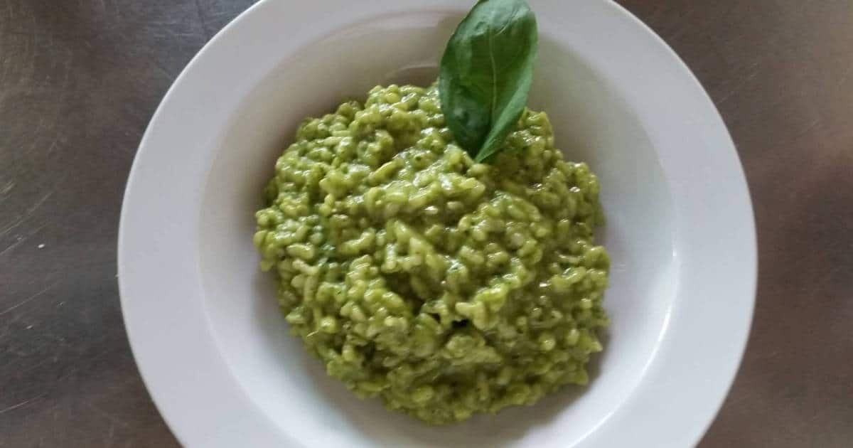 Receta de risotto de pesto de albahaca y queso griego