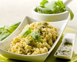 Receta de risotto de pesto de albahaca y queso griego