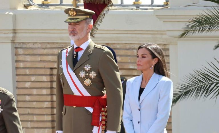 El Rey Felipe VI vuelve a jurar bandera 40 años después