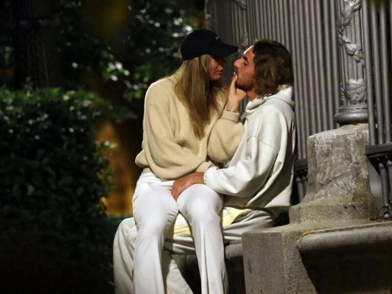 Paula Badosa y Stéfanos Tsitsipás, risas y confidencias por las calles de Madrid