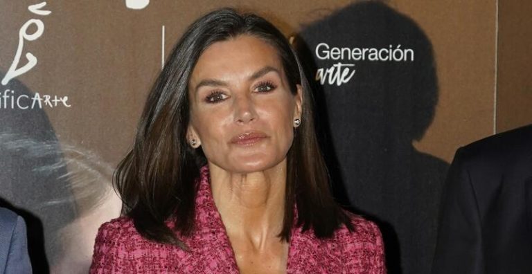 La Reina Letizia reaparece en zapatillas de deporte tras romperse un dedo del pie