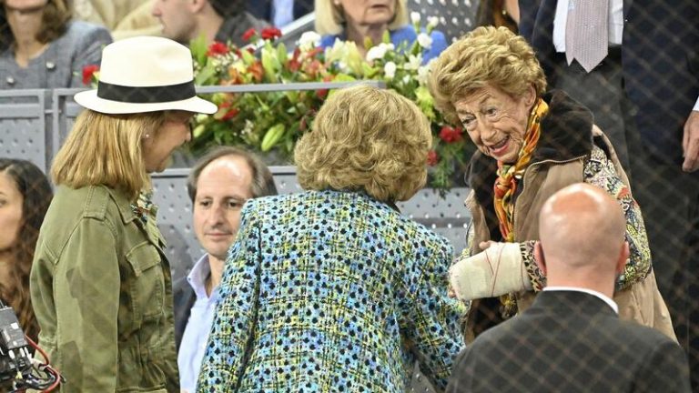 El efusivo reencuentro de la Reina Sofía y Piru, abuela de Juan Urquijo, tras salir a la luz la relación de sus nietos