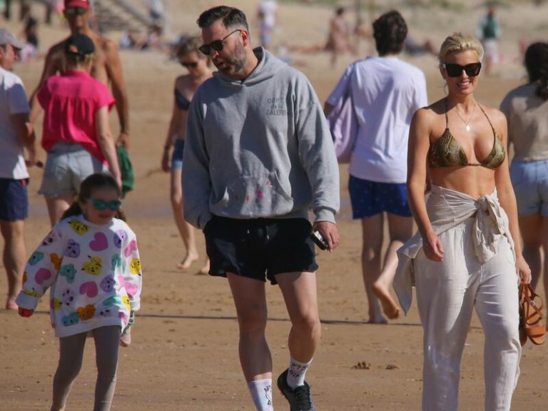 Adriana Abenia presume de cuerpo durante una escapada a la playa con Sergio Abad y su pequeña Luna