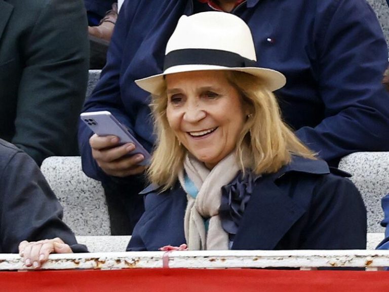 La infanta Elena esquiva la polémica por el coche de lujo que doña Cristina habría cedido a Urdangarín