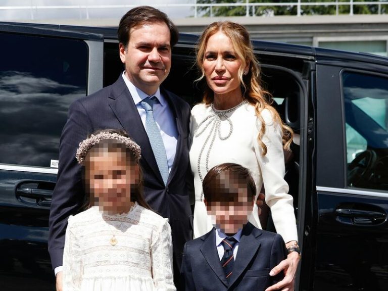 Gema Ruiz y Juan Díaz celebran la comunión de su hija Julieta