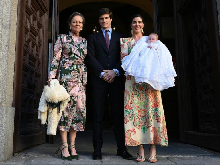 Matilde Solís, abuela orgullosa y feliz en el bautizo de su nieto Carlos