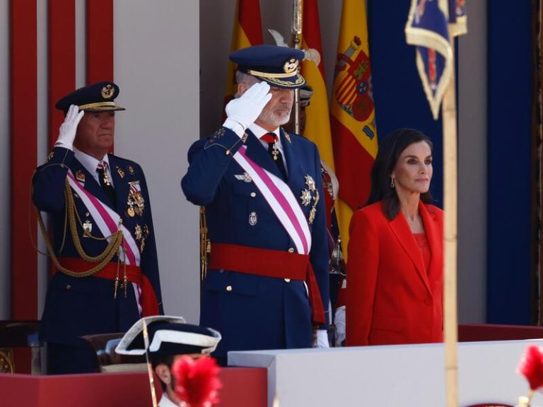 La Reina Letizia derrocha elegancia con un traje de chaqueta rojo