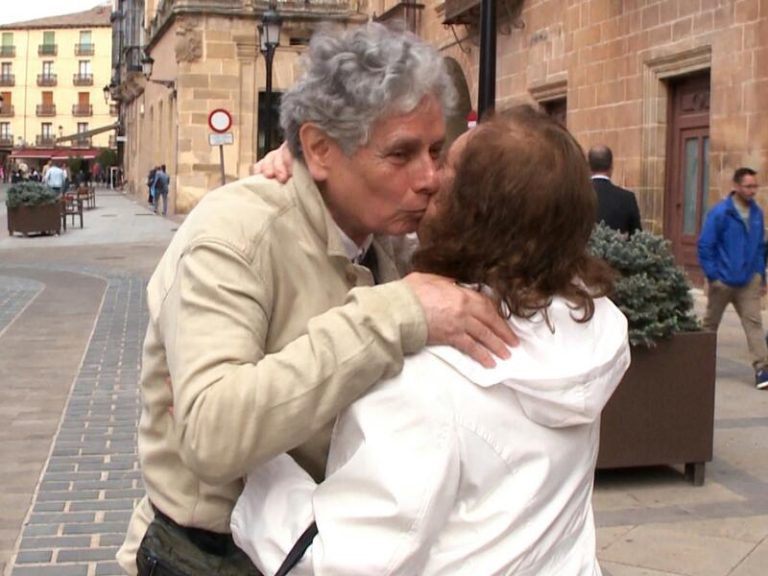 El simbólico abrazo de Rosario Bermudo, hijastra de la ‘duquesa roja’, con su ‘hermano’ Gabriel González de Gregorio